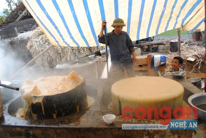 Những lò mật mía ở Tân Hương vào những ngày cuối năm