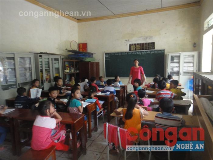 Thiếu phòng học, học sinh phải học tại thư viện