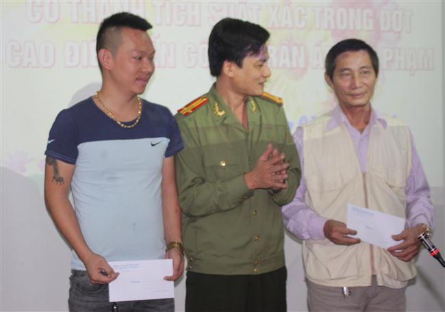 Lãnh đạo Công an thành phố Vinh tặng quà cho anh Giàu và anh Hiệu