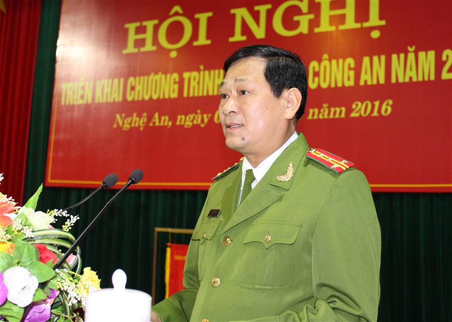 Đồng chí Đại tá Nguyễn Hữu Cầu, Uỷ viên BTV Tỉnh uỷ, Bí thư Đảng Uỷ, Giám đốc Công an tỉnh Khai mạc Hội nghị triển khai công tác Công an năm 2016 và giới thiệu Đại biểu.