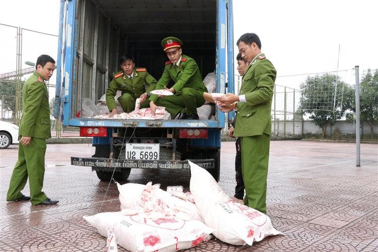 Lực lượng chức năng tiến hành kiểm tra, thu giữ số hàng không có giấy tờ hợp lệ