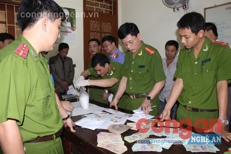 Công an huyện Hưng Nguyên và các đơn vị chức năng               mở niêm phong, giám định tang vật trong một chuyên án ma túy