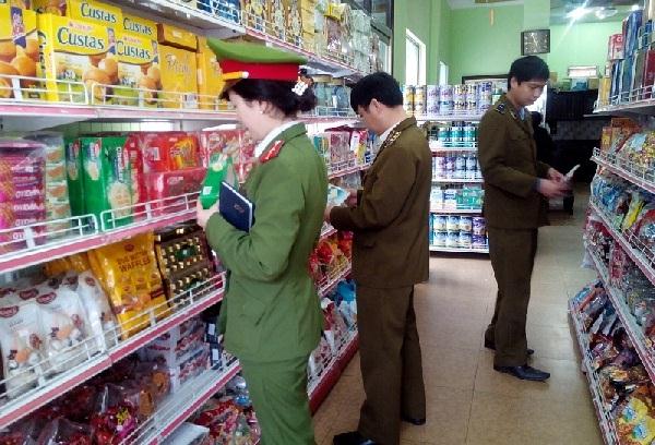 Kiểm tra hàng hóa phục vụ Tết của đội liên ngành quản lý thị trường. Ảnh minh họa.