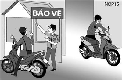 Vì quá mải mê chỉ đường cho gã thanh niên, nên anh Đại không để ý. Chúng đã dùng kế “điệu hổ ly sơn” trộm xe ngay trước mắt mà không biết.