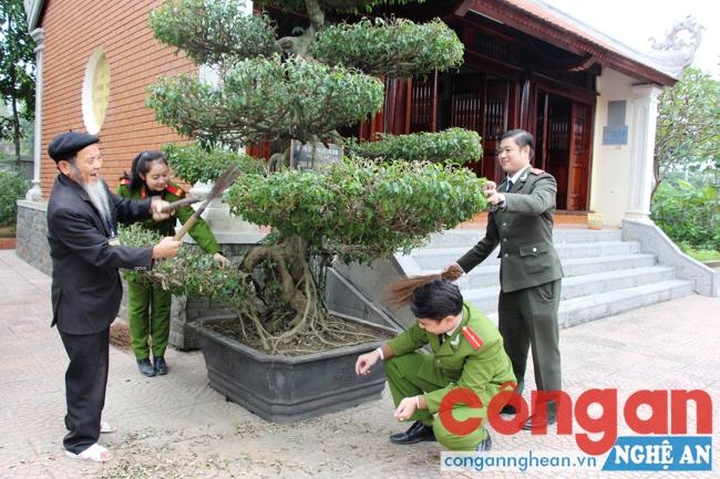 Đoàn viên thanh niên Công an Nghệ An chăm sóc Nhà tưởng niệm cố Bộ trưởng Trần Quốc Hoàn