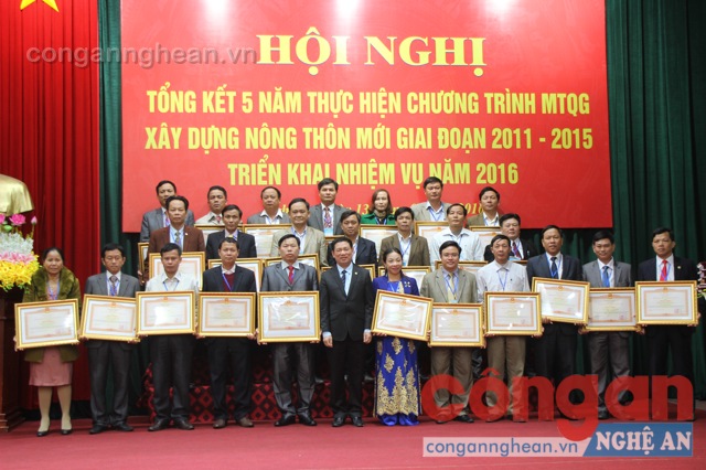 Tặng bằng khen của Thủ tướng Chính phủ cho 25 tập thể và 5 cá nhân đã có thành tích tiêu biểu  xuất sắc trong phong trào xây dựng nông thôn mới năm 2015