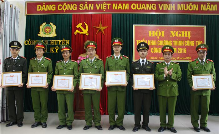 Trao tặng các danh hiệu tại hội nghị