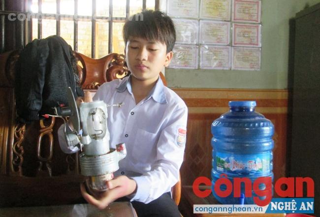 Em Đậu Văn Thuận say sưa thuyết trình về mô hình