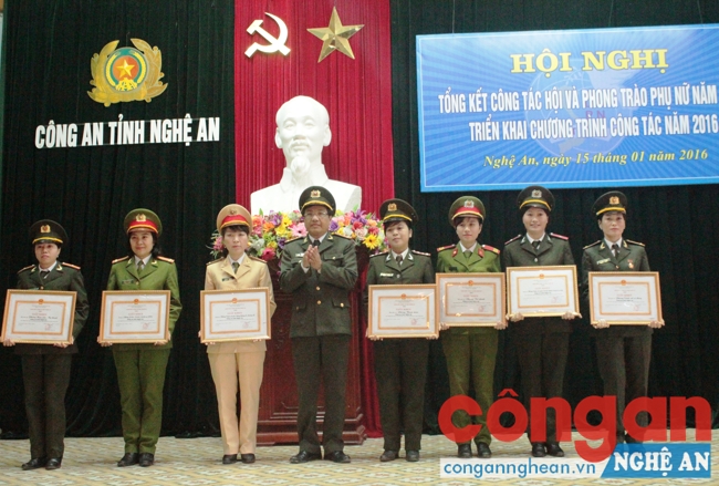 Trao bằng khen của Giám đốc Công an tỉnh cho các tập thể có thành tích xuất sắc