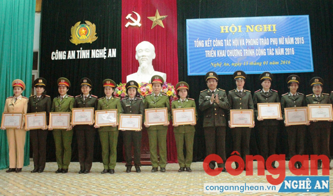Trao bằng khen của Giám đốc Công an tỉnh cho các cá nhân có thành tích xuất sắc