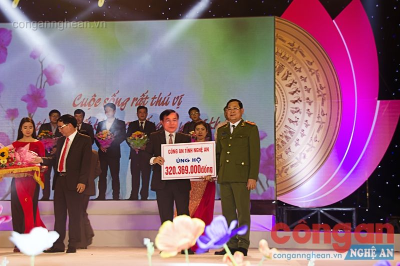 Đồng chí Đại tá Nguyễn Hữu Cầu, Ủy viên BTV Tỉnh ủy, Giám đốc Công an tỉnh trao số tiền 320.369.000đ cho chương trình “Tết vì người nghèo - Bính Thân 2016