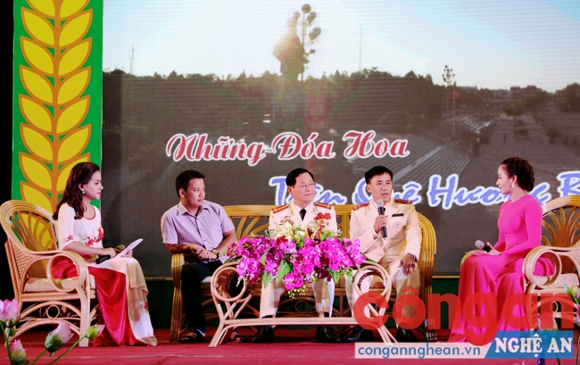 Anh Đậu Huy Hoàng (thứ 2 từ trái sang) tại buổi giao lưu “Những đóa hoa trên quê hương Bác” (tháng 8/2015)