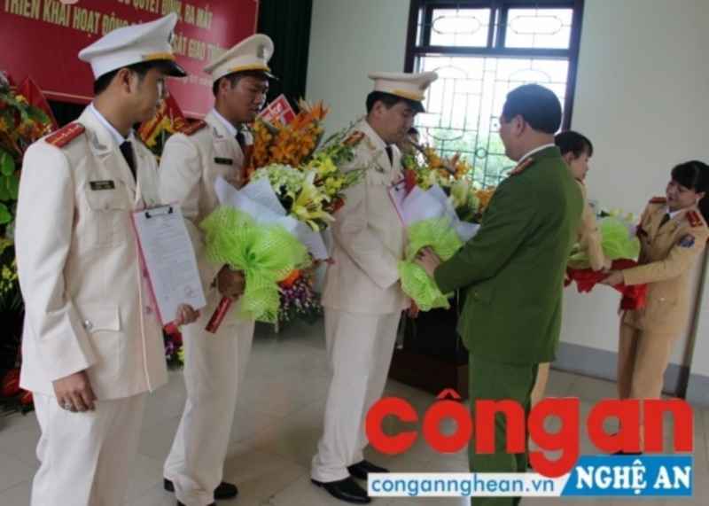 Đồng chí Đại tá Nguyễn Hữu Cầu – Giám đốc Công an tỉnh trao Quyết định cho các đồng chí chỉ huy đội