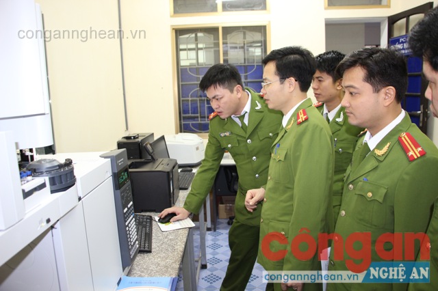 Đại biểu tham quan phòng máy sắc ký khí