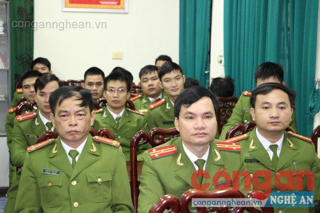 Cán bộ, chiến sĩ Phòng Kỹ thuật hình sự cùng tham dự hội nghị