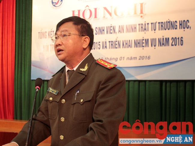 Đồng chí Đại tá Phan Tuấn Phượng, Trưởng phòng An ninh văn hóa Công an tỉnh phát biểu về một số vấn đề nổi bật trong công tác an ninh trường học