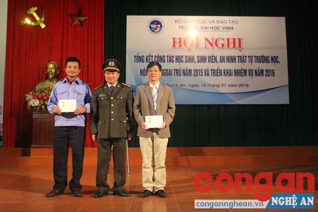 Trao kỷ niệm chương vì ANTQ cho cá nhân có thành tích xuất sắc