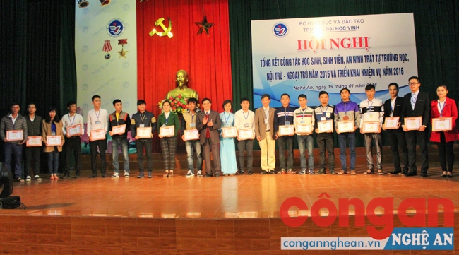 Tặng giấy khen cho các sinh viên có thành tích học tập tốt tong năm học 2014-2015