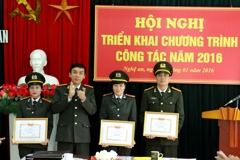 Thiếu tá Tạ Đình Tuấn, Trưởng phòng Công tác Chính trị thừa ủy quyền của Giám đốc Công an tỉnh, trao danh hiệu “Chiến sĩ thi đua” cấp cơ sở năm 2015 cho 3 đồng chí.