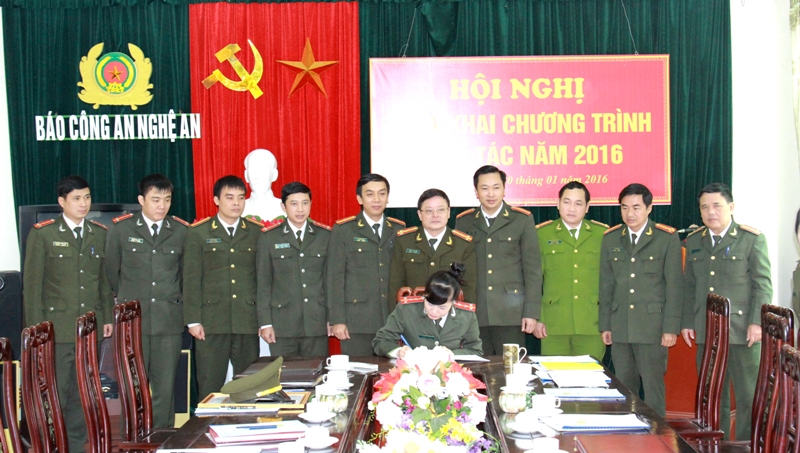 Lãnh đạo Báo Công an Nghệ An và đại diện Lãnh đạo các phòng nghiệp vụ Công an tỉnh chứng kiến lễ ký kết giao ước thi đua năm 2016.