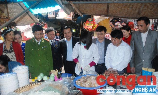  Đoàn kiểm tra liên ngành về ATVSTP kiểm tra nhanh tại 1 cửa hàng bán giò chả ở chợ Vinh