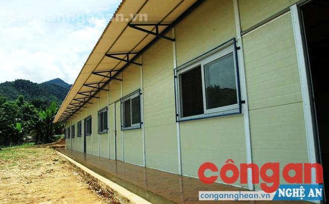  Dãy nhà bán trú khang trang được hoàn thiện từ tháng 11/2015 nhưng đến nay vẫn khóa trái cửa vì thiếu trang thiết bị