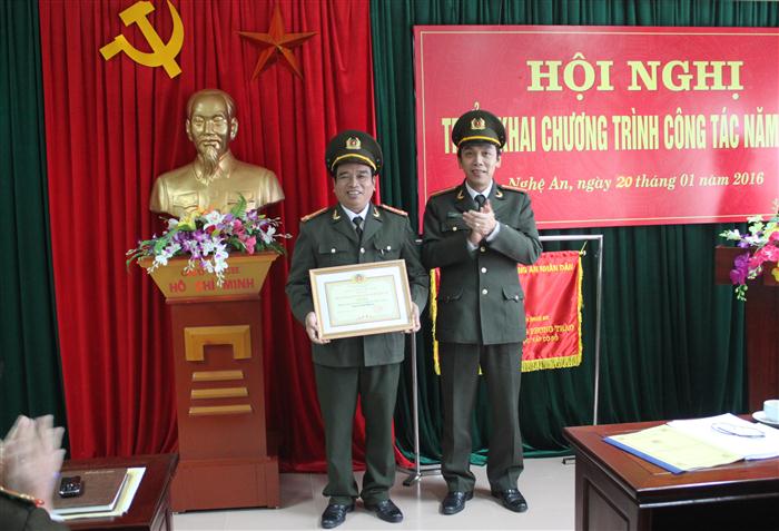 Thừa uỷ quyền Giám đốc Công an tỉnh, Đồng chí Thiếu tá Tạ Đình Tuấn, Trưởng phòng Công tác Chính trị trao tặng danh hiệu “Đơn vị văn hoá, gương mẫu chấp hành điều lệnh CAND” cho Phòng Công tác Đảng và Công tác quần chúng