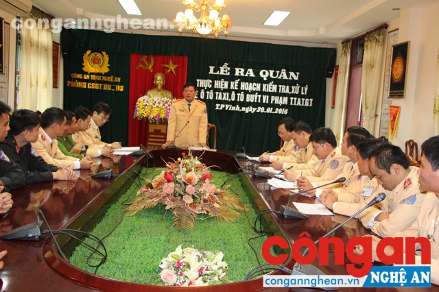 Chiều ngày 20/1, tại Phòng CSGT lãnh đạo phòng quán triệt các vấn đề trong đợt ra quân kiểm tra, xử lý xe tắc xi, xe buýt vi phạm TTATGT.