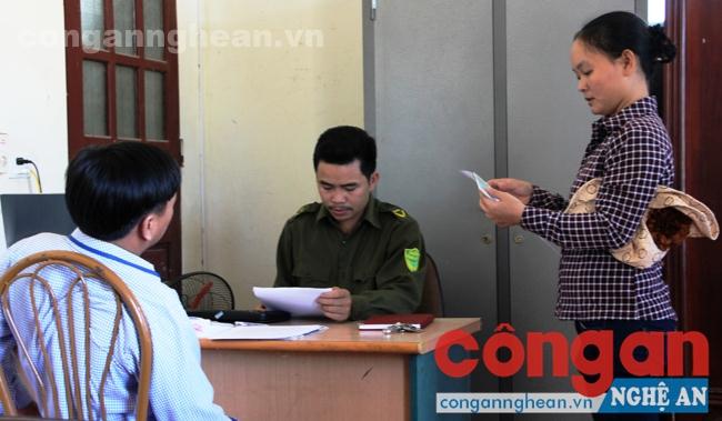 Công an xã Khánh Thành giải quyết thủ tục hành chính cho người dân