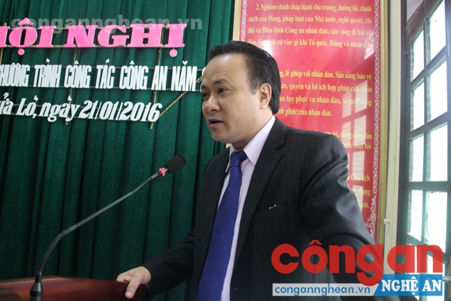Đồng chí Nguyễn Nam Đình - Bí thư Thị ủy TX Cửa Lò phát biểu tại hội nghị