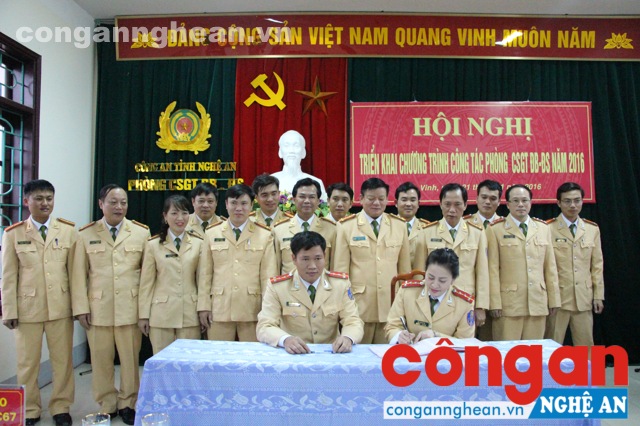 Các đội kí cam kết triển khai công tác năm 2016. 