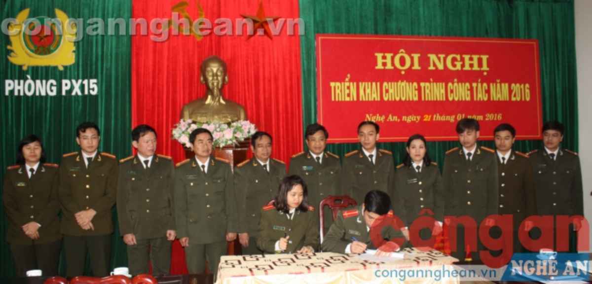 Các tổ đội kí cam kết thi đua