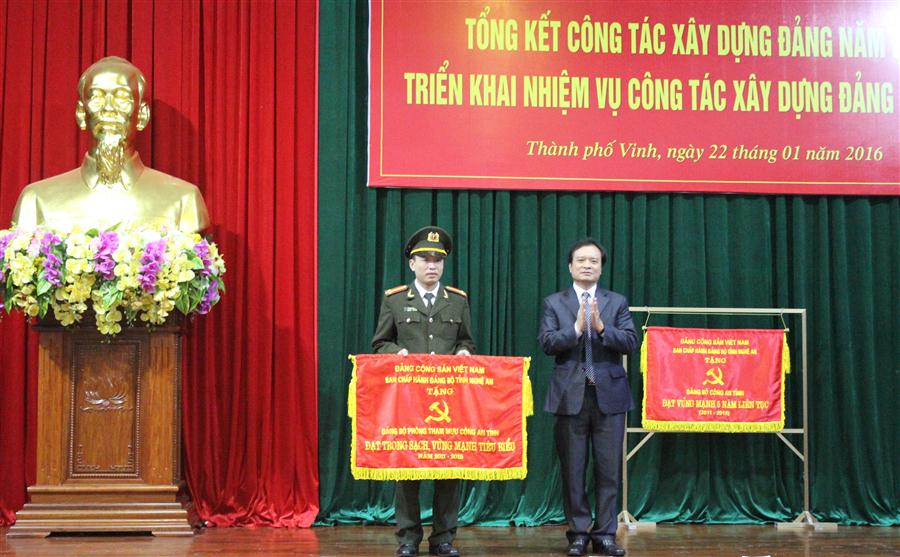 Đồng chí Hồ Phúc Hợp, UV BTV tỉnh ủy, Trưởng Ban tuyên giáo tỉnh ủy trao cờ đạt 