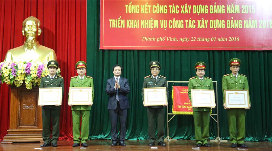 Đồng chí Hồ Phúc Hợp, UV BTV tỉnh ủy, Trưởng Ban tuyên giáo tỉnh ủy trao Bằng khen cho các cá nhân có thành tích xuất sắc