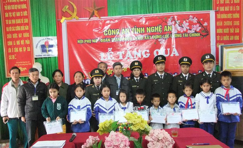 Tặng quà cho 10 cháu là học sinh nghèo vượt khó học giỏi tại Trường Tiểu học xã Nam Phúc