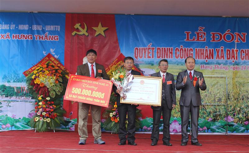 Trao quyết định công nhận xã đạt chuẩn nông thôn mới của UBND tỉnh cho xã Hưng Thắng
