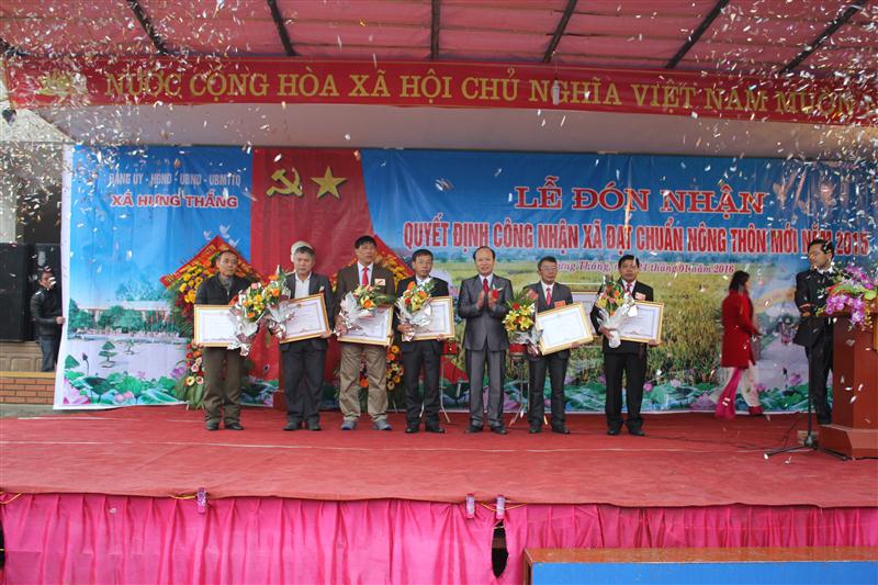Trao bằng khen cho các cá nhân có thành tích thực hiện chương trình NTM