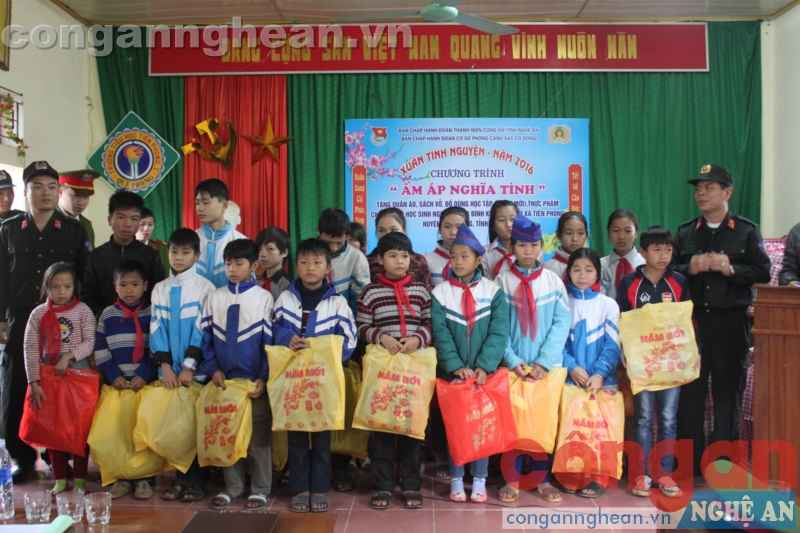Tặng quà cho các em học sinh
