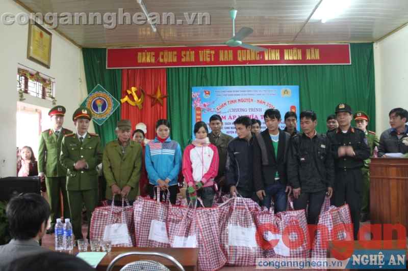 Đoàn thanh niên Phòng cảnh sát cơ động tặng quà cho gia đình nghèo