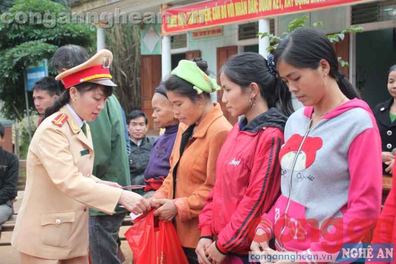Chia sẻ khó khăn để người dân đón Tết đầm ấm