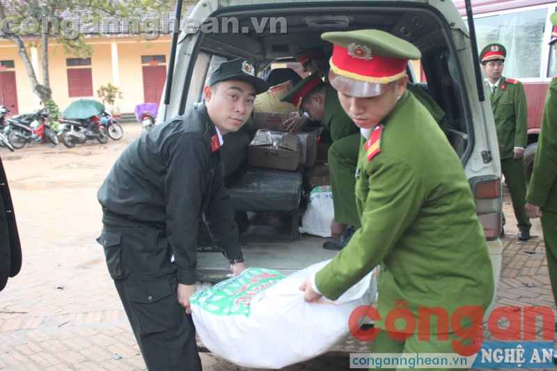 Mỗi suất quà tuy nhỏ nhưng cũng góp phần động viên đồng bào đón Tết