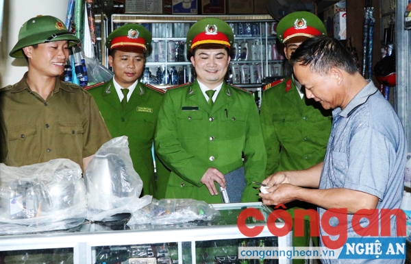 Lực lượng Công an tuyên truyền người dân không sử dụng pháo nổ