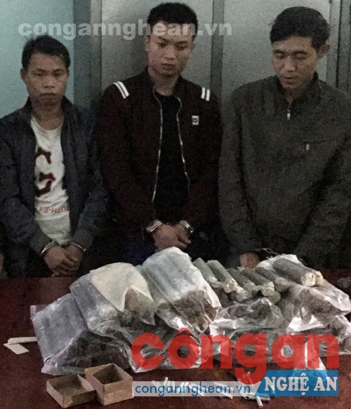 Các đối tượng và tang vật tại trụ sở Công an xã