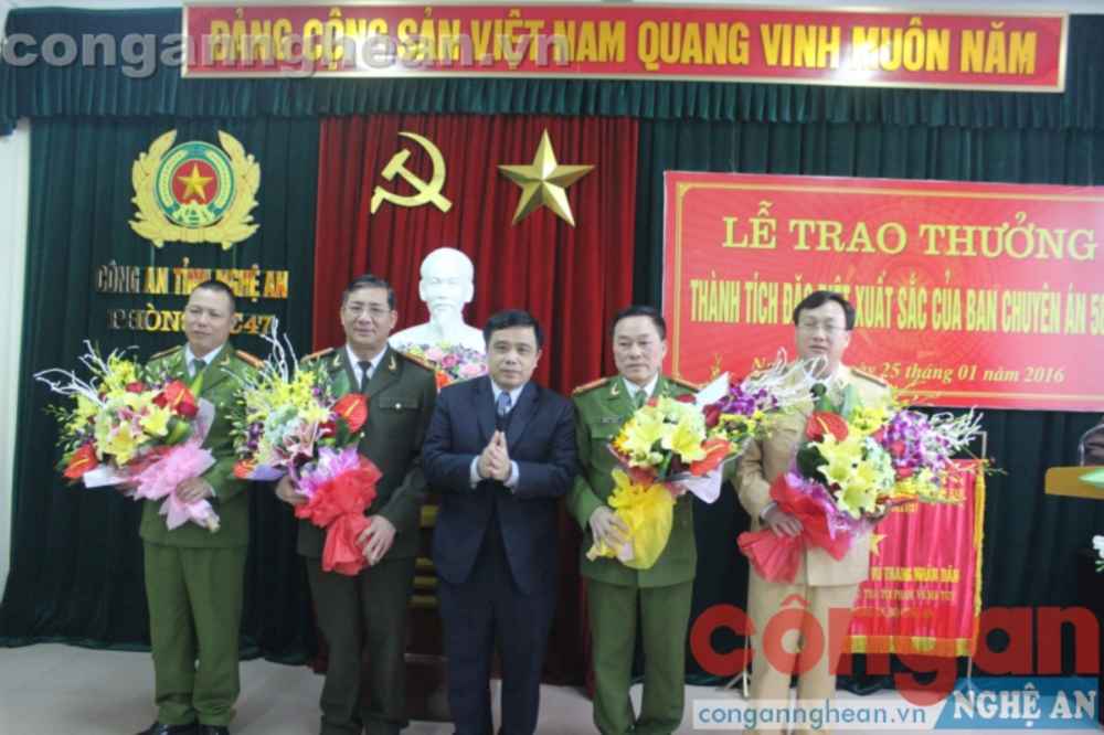 Ông Huỳnh Thanh Điền - Phó Chủ tịch UBND tỉnh trao thưởng Ban chuyên án