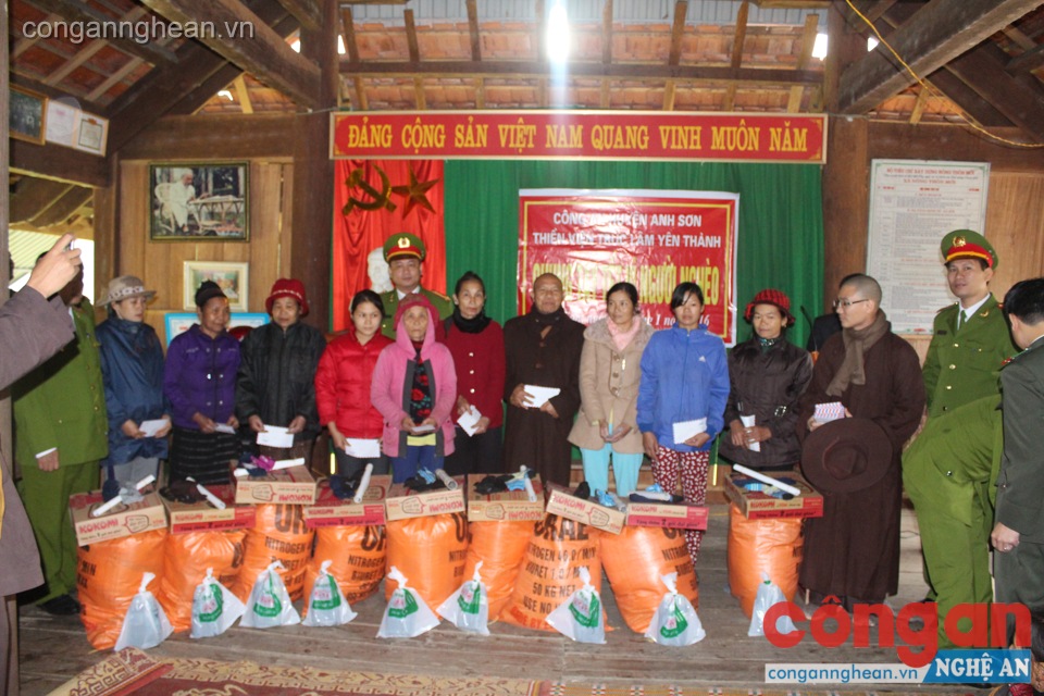 Đ/c Thượng tá Nguyễn Hồng Tuyến- Trưởng CA huyện Anh Sơn trao quà cho người dân
