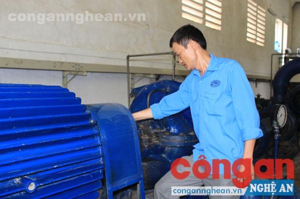 Đổi mới phương thức lãnh đạo của Đảng trong các doanh nghiệp Nhà nước gắn liền với phát triển sản xuất, đổi mới công nghệ, nâng cao năng suất lao động (Ảnh trong bài: Công nhân Công ty TNHH MTV Cấp nước Nghệ An đang vận hành máy móc)