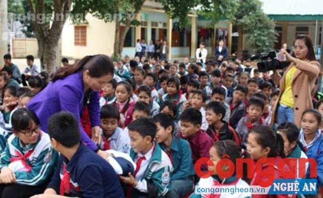  Trao quà Tết cho học sinh xã Châu Khê, huyện Con Cuông