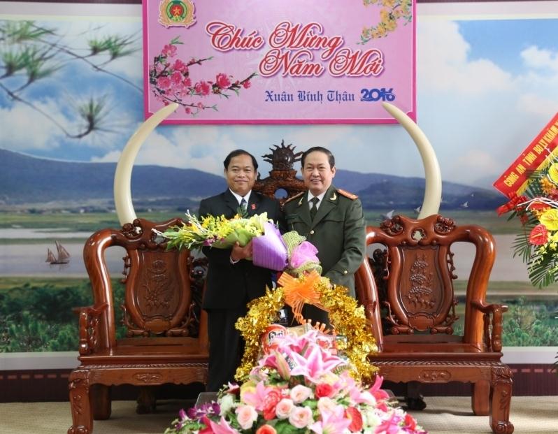  Đồng chí Đại tá Nguyễn Tiến Dần, Phó giám đốc Công an tỉnh đại diện lãnh đạo Công an tỉnh tặng hoa Đại tá, Tiến sỹ Thong Deng Khăm Phi Thun - Giám đốc Công an tỉnh BôLyKhămXay