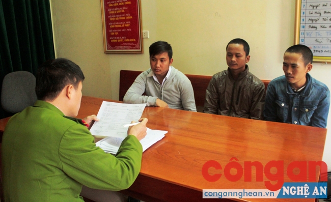 Công an huyện Đô Lương lấy lời khai của 3 đối tượng trộm cắp tài sản