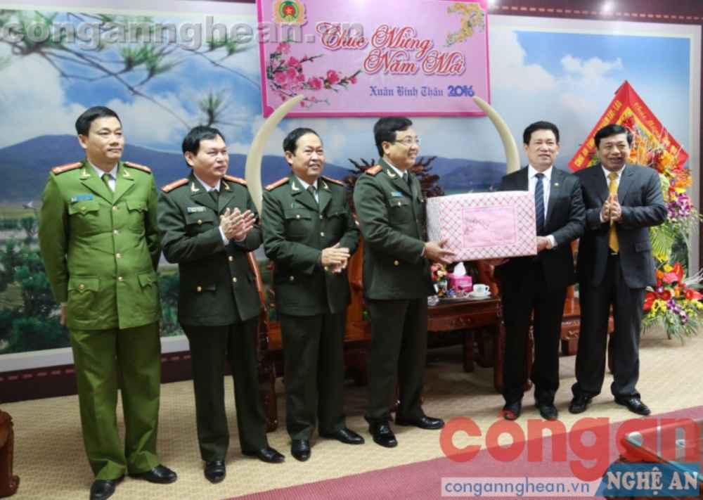 Các đồng chí lãnh đạo tỉnh chúc Tết Công an Nghệ An 